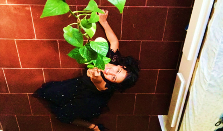 Acadêmicos de Comunicação Social da UNIRON realizam fotografias usando recursos individuais durante o isolamento