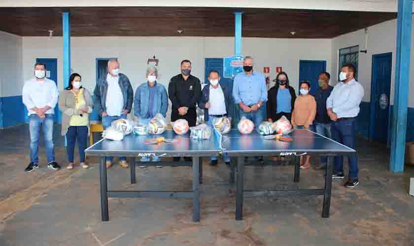 Adelino Follador participa de entrega de materiais esportivos em Cacaulândia