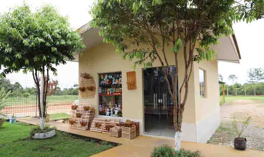 Reeducandos trabalham na produção e venda de artesanatos no Centro de Ressocialização