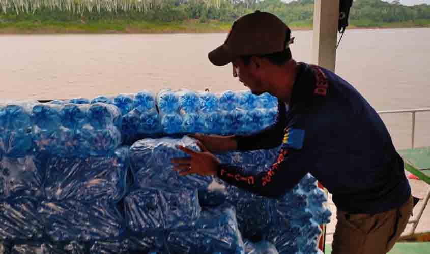 Defesa Civil programa entrega de água potável para comunidades ribeirinhas durante a estiagem amazônica