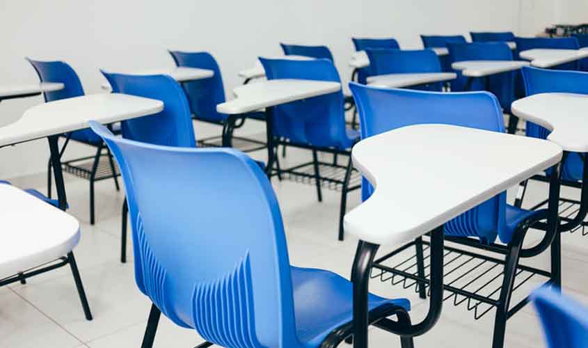 Professora dispensada em fevereiro receberá indenização por perder chance de emprego