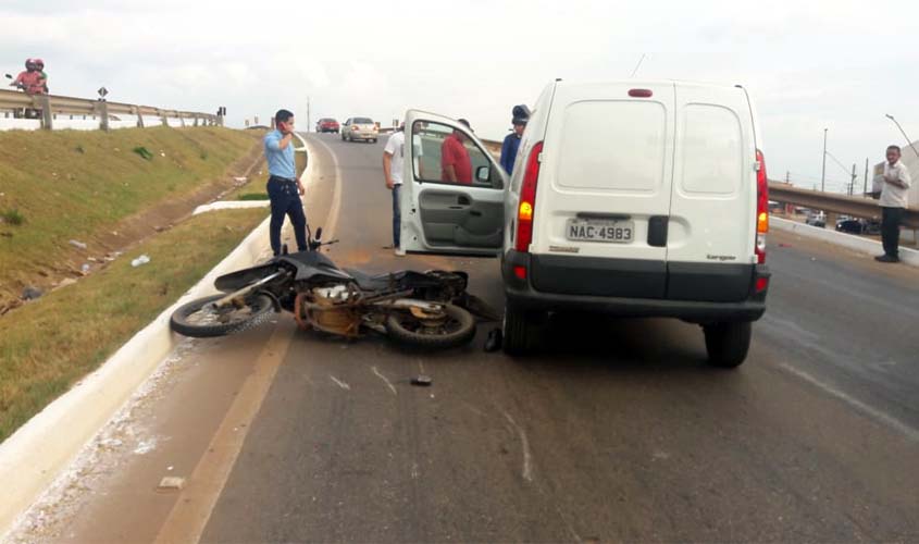 Motociclista fica em estado grave ao ser atropelado por carro no  viaduto do Trevo do Roque