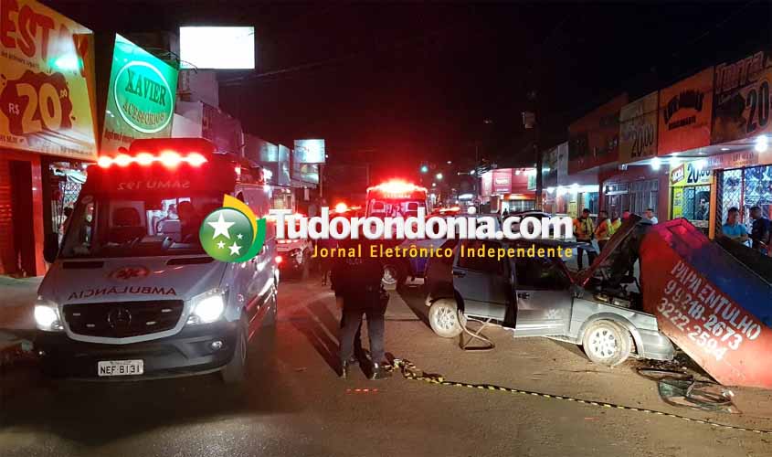 Mulher fica presa às ferragens após bater o carro contra uma caçamba