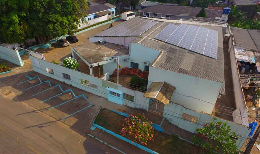 Ceron entrega painéis de energia solar para a Casa Família Rosetta