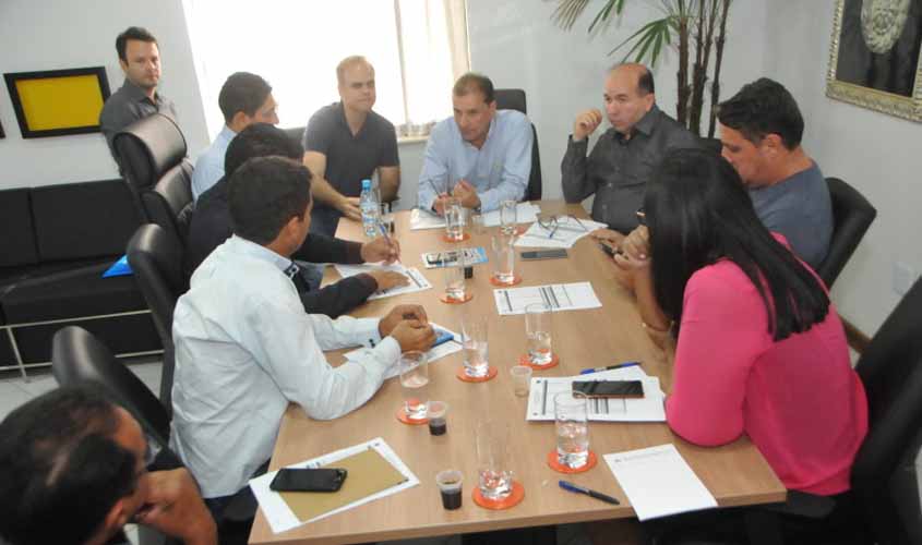 Hildon apresenta projetos de asfalto nos bairros