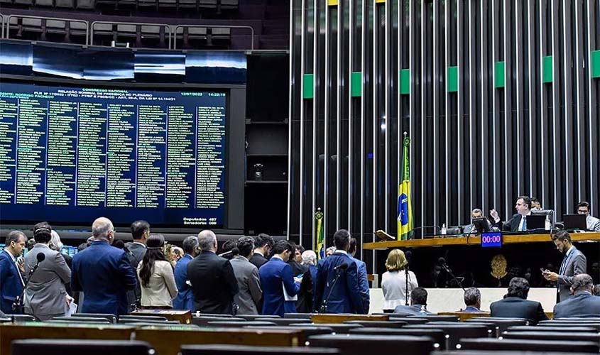 PEC do senador vitalício 'é tão inconstitucional que cai no primeiro recurso', diz jurista