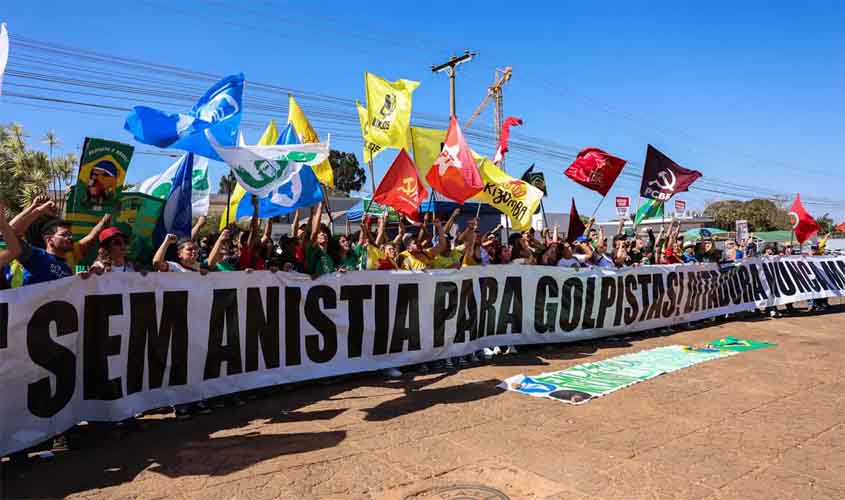 Manifestantes queimam bandeira dos EUA e boneco de Trump em embaixada