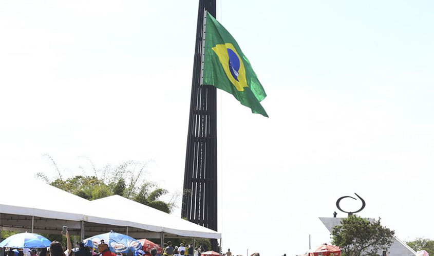 Cerimônia de troca da Bandeira do Brasil abre semana da Pátria