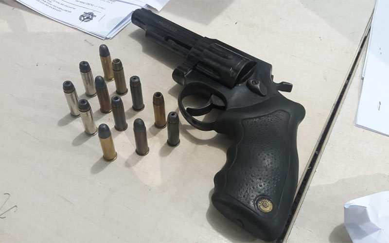 Homem que admitiu homicídio é preso portando revólver 