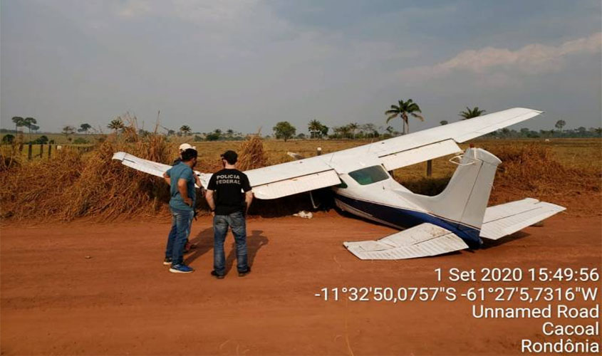 Após avião “recheado” com cocaína se acidentar e bandidos fugirem em RO, PF recolhe droga e equipamentos para análise