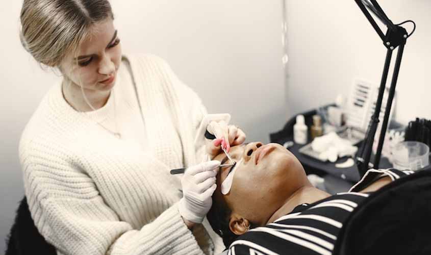 Alongamento de cílios prejudica os olhos? Descubra se é mito ou verdade