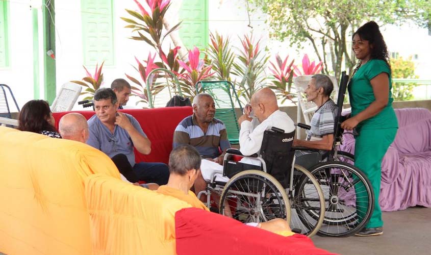 No Dia Internacional do Idoso, internos da Casa do Ancião recebem o carinho de familiares por vídeo chamada