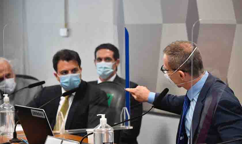 Contarato rebate ataques homofóbicos de Fakhoury: 'Orientação sexual não define caráter'  