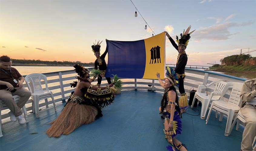 Passeio de barco reúne famílias nos 112 anos de Porto Velho