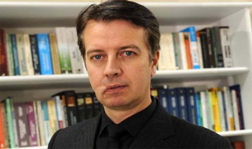 Juiz afastado ao emprestar celular para preso fotografar cela ganha apoio