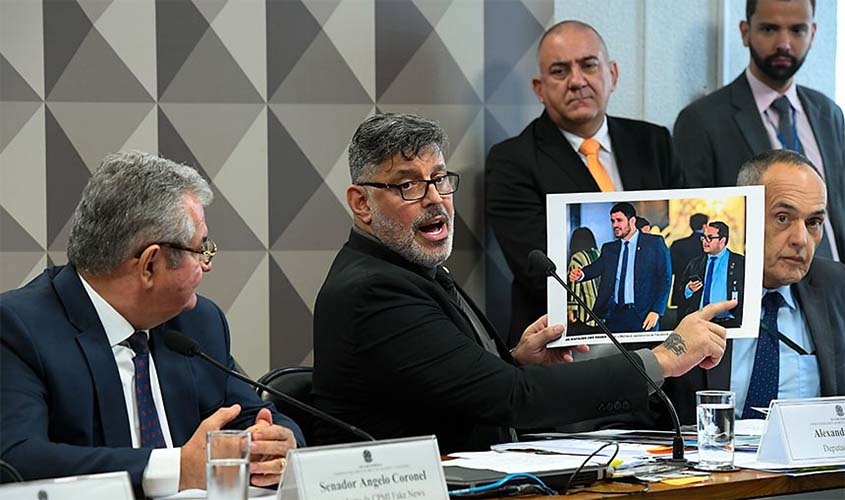 Frota afirma que Carlos Bolsonaro comanda ‘milícia virtual’ do governo dentro do Planalto