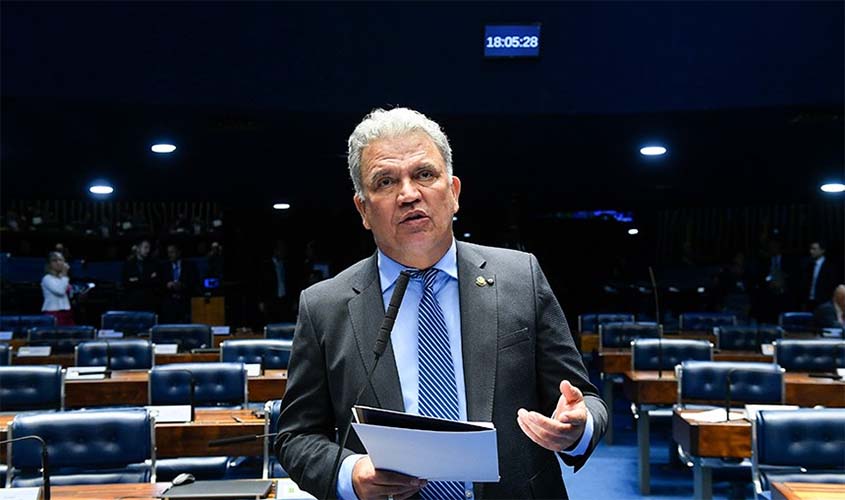 Petecão lê carta de estudantes brasileiros sobre caos na Bolívia e pede ajuda ao governo