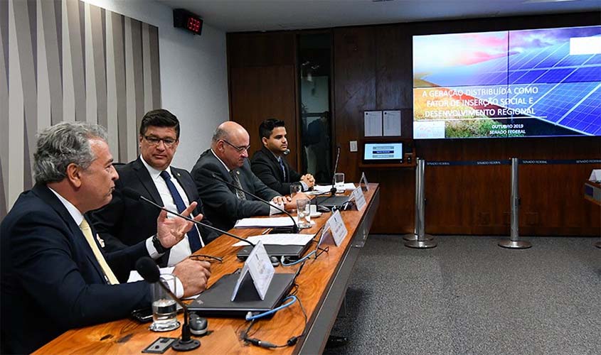 Senadores criticam proposta da Aneel de taxar geração de energia solar