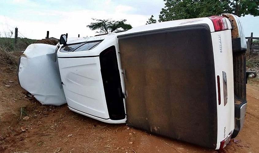 Bandidos roubam caminhonete de pastor em chácara, fogem, perdem o controle e capotam