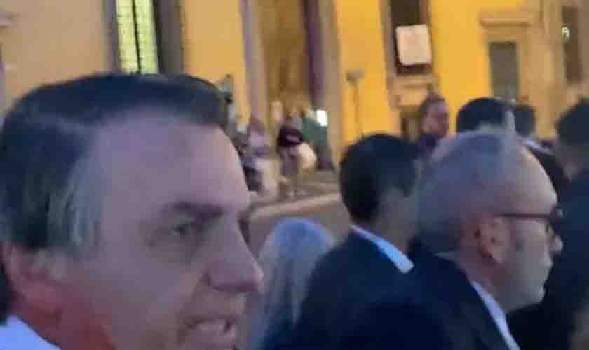 Questionado por jornalista sobre ausência na COP26, Bolsonaro responde: