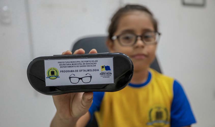 Óculos de correção de grau são entregues a alunos municipais