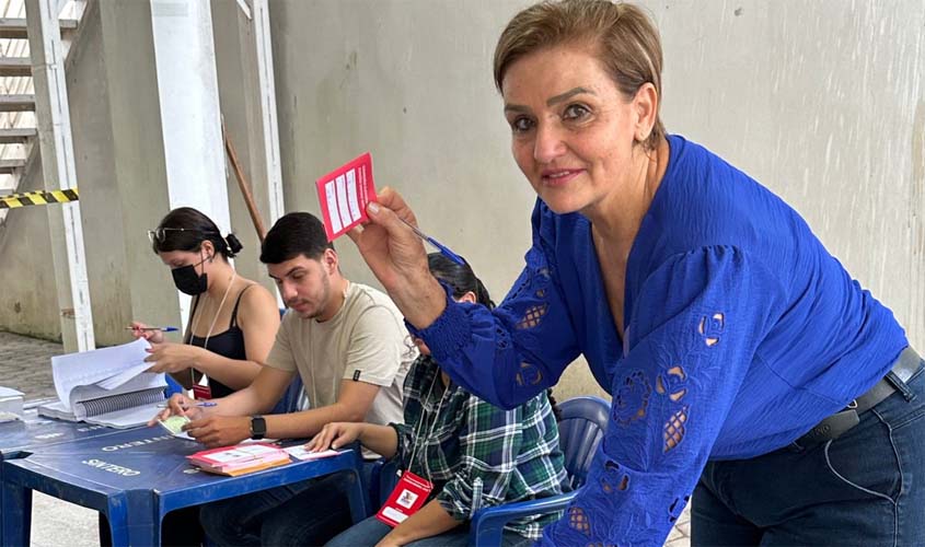 Candidata da Chapa 2, Dioneida Castoldi vota na Sede Administrativa em Porto Velho