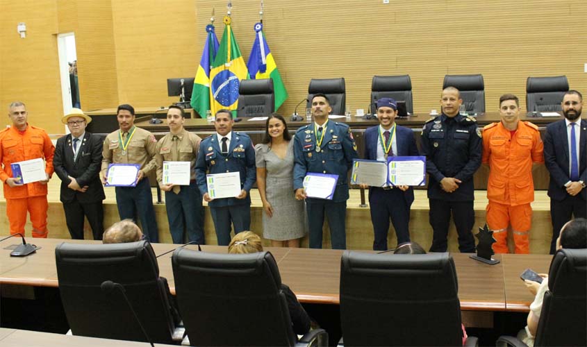 Alero homenageia Bombeiros das enchentes em Rondônia