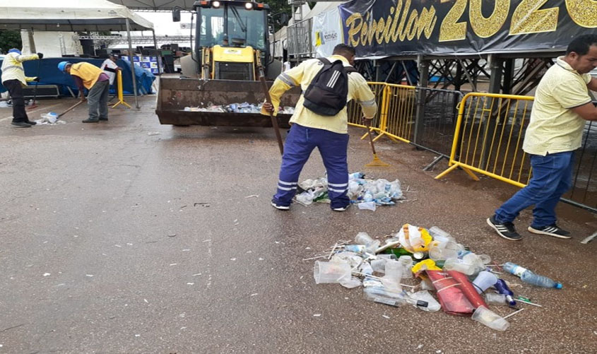 Prefeitura realiza mutirão de limpeza após festa do réveillon
