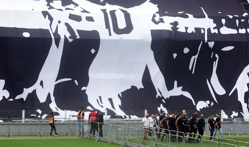 Corpo do Rei Pelé começa a ser velado na Vila Belmiro