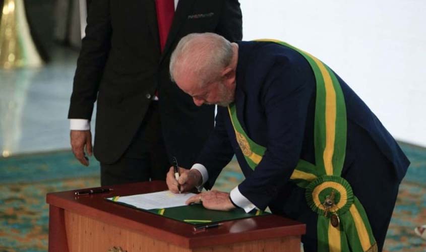 No primeiro dia, Lula cumpre promessas e revoga decretos de Bolsonaro