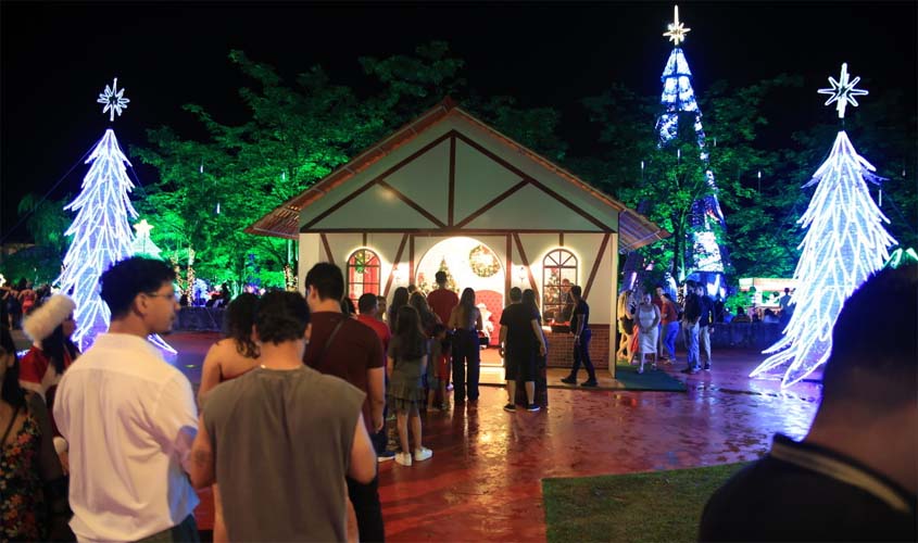 Casa do Papai Noel encanta famílias no Natal