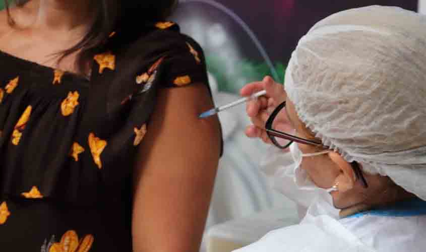 Prefeitura vai vacinar profissionais de saúde que atuam em unidades médico-hospitalares que atendem Covid-19