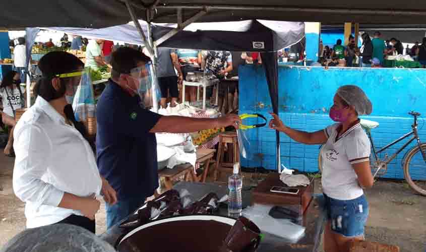 Agricultores familiares da Feira do Produtor recebem doação de kit para prevenção da Covid-19, em Porto Velho