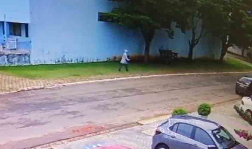 Vídeo mostra pessoa que incendiou veículo de mulher em praça pública