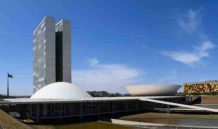 Parlamentares voltam de férias com Pacote do Veneno da mira