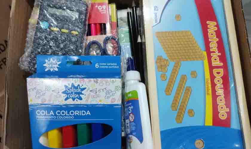 Kits de materiais escolares são entregues às escolas estaduais de Cacoal para atender alunos do Ensino Fundamental