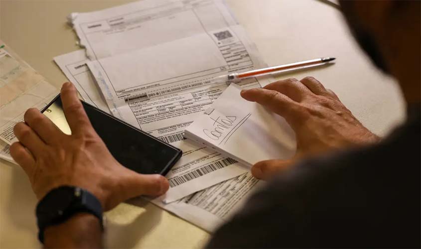 Salário mínimo de R$ 1.621 começa a ser pago nesta segunda