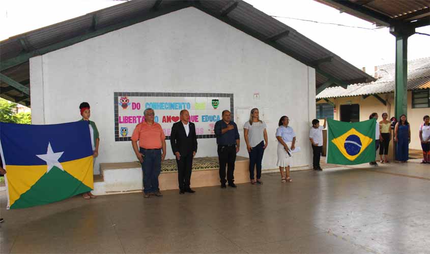 Deputado Chrisostomo participa de hora cívica com alunos da escola Orlando Freire em Porto Velho
