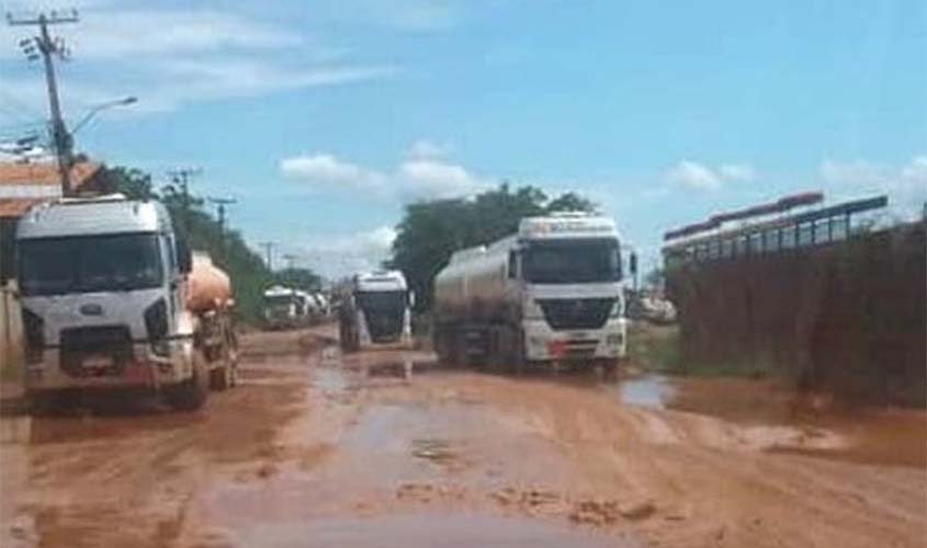 Caminhoneiros em Rondônia sofrem com atoleiros em Belmont