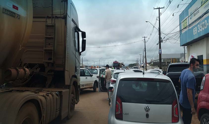 Manifestantes fecham BR-364