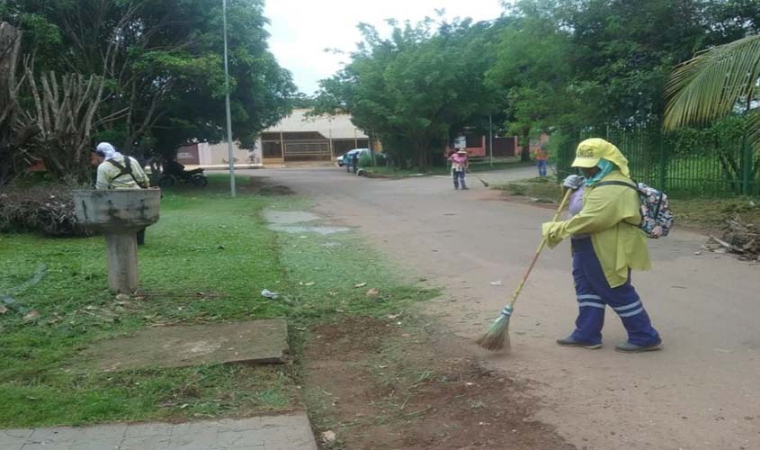 Prefeitura retira entulhos no bairro Flodoaldo Pontes Pinto