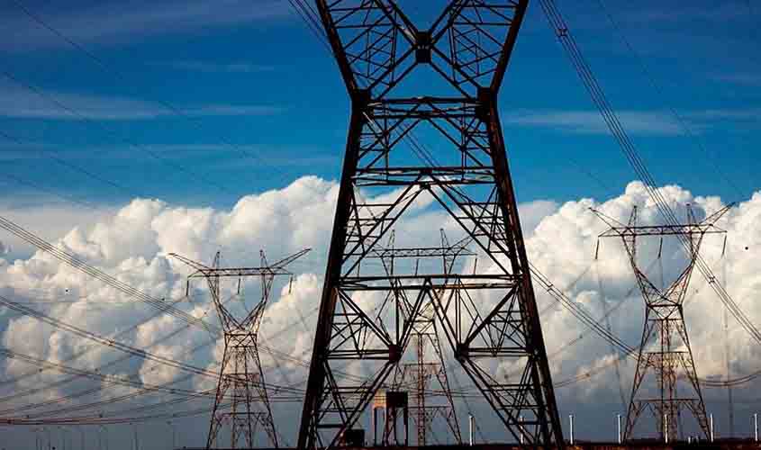 Sancionada lei que remaneja recursos para permitir redução de tarifa de energia  