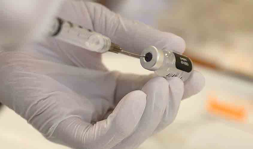 Bolsonaro veta prazo de cinco dias para Anvisa autorizar vacina emergencial