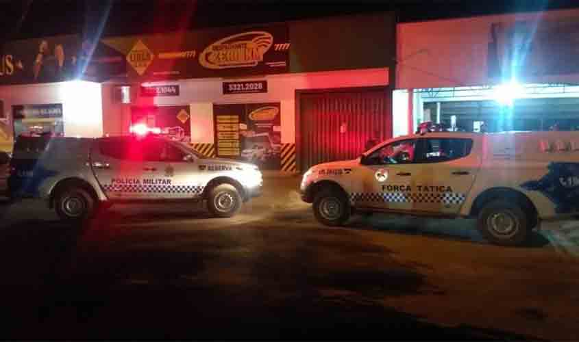 Garçom de 20 anos é alvejado a tiros enquanto trabalhava; atirador chegou em moto, não tirou capacete, abriu fogo e fugiu