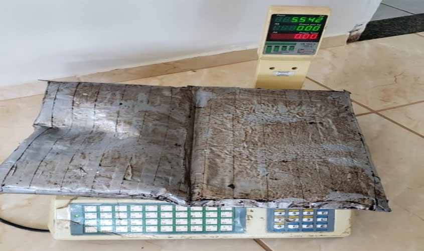 PRF flagra passageira de ônibus com 5,5 quilos de cocaína