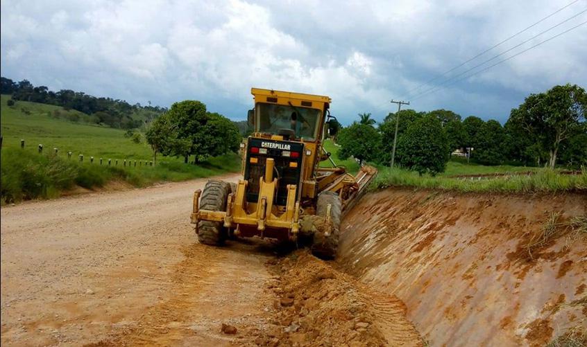 Regional do DER na Zona da Mata executa serviços de manutenção da RO-491 em Santa Luzia