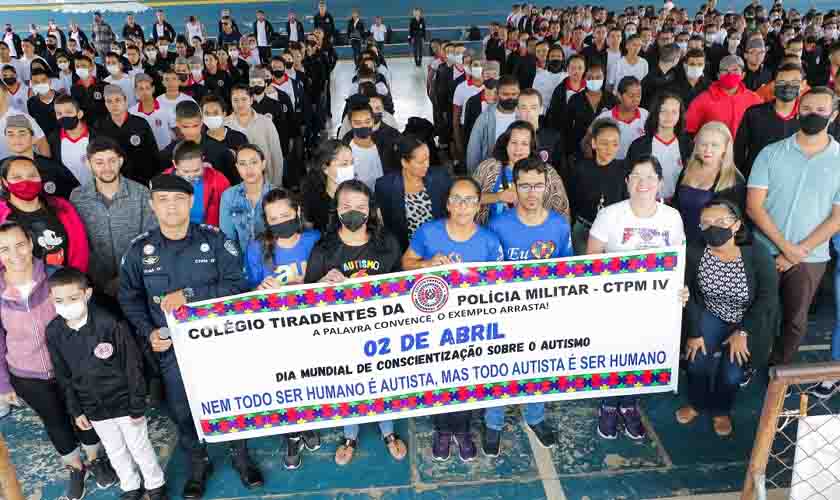 Passeata pelo Dia Mundial de Conscientização Sobre o Autismo chama a atenção dos comerciantes