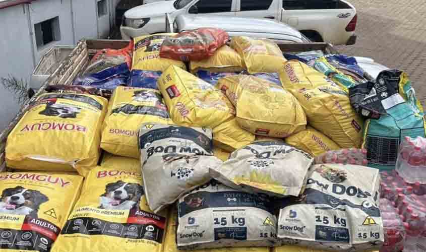 Distritos ribeirinhos atingidos pela cheia recebem uma tonelada de ração para cães e gatos