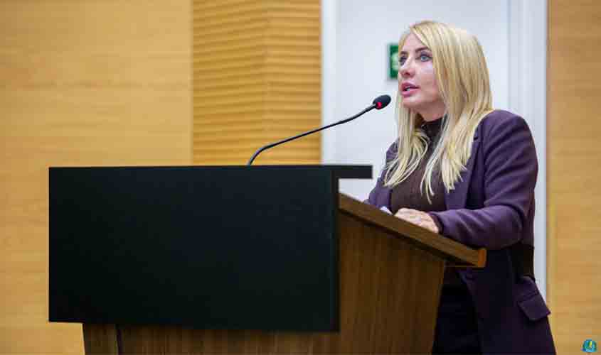 Ieda Chaves presta contas de atuação em defesa das mulheres e faz denúncia sobre ataques políticos