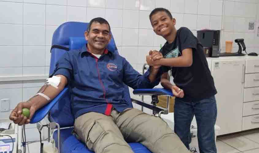 SOLIDARIEDADE: menino que depende de transfusões regulares de sangue encontra-se com doador